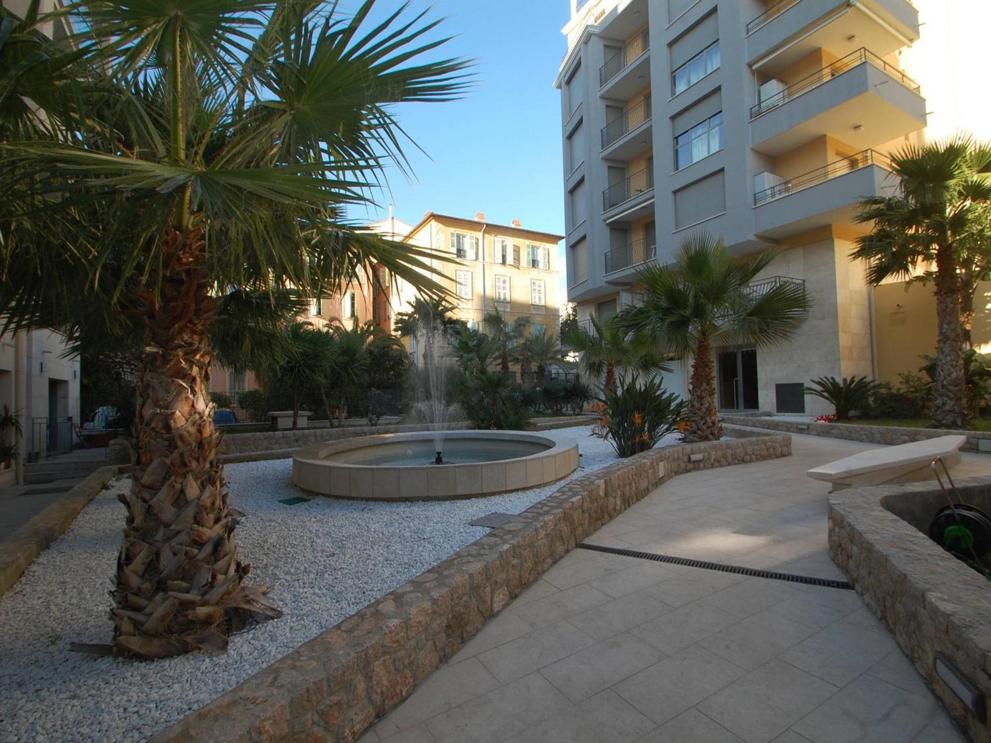 Charmant 2P Moderne Avec Terrasse, Parking Prive, En Plein Centre De Menton, A 2 Pas De La Mer - Fr-1-196-200 外观 照片